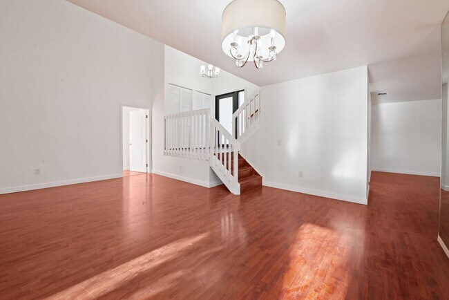 Building Photo - Stunning 4 Bed + Den | 3 Bath Waterfront Home – Miami, FL 33175