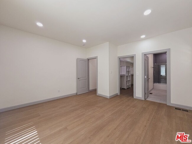 Building Photo - 2826 1/2 Leeward Ave