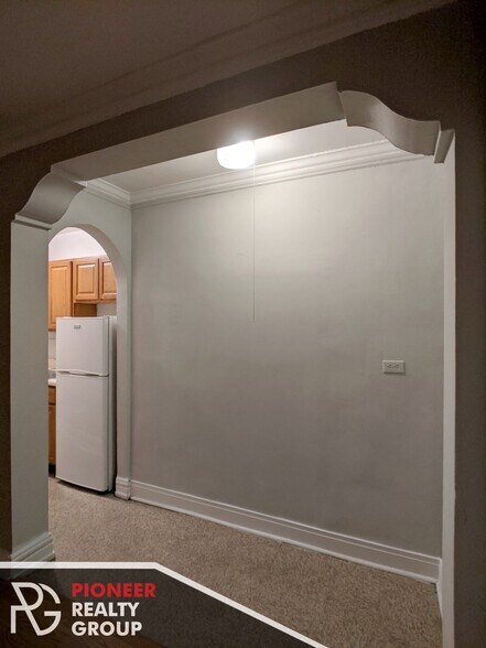 Building Photo - 429 W Roscoe St