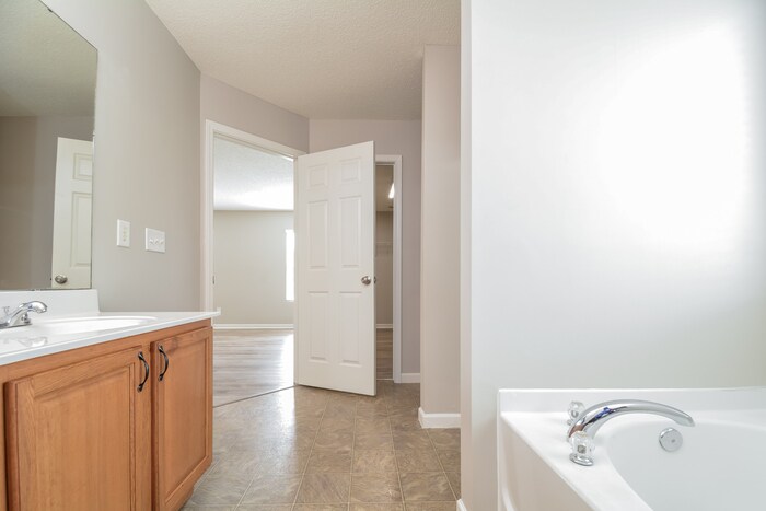 Building Photo - 4634 Stonewall Dr