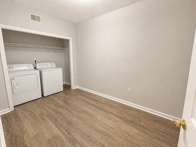 Building Photo - NOW LEASING FOR AUGUST 7TH 2026! 1/2 DEPOSIT SPECIAL