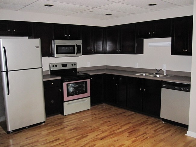 Kitchen - 254 E Clayton St