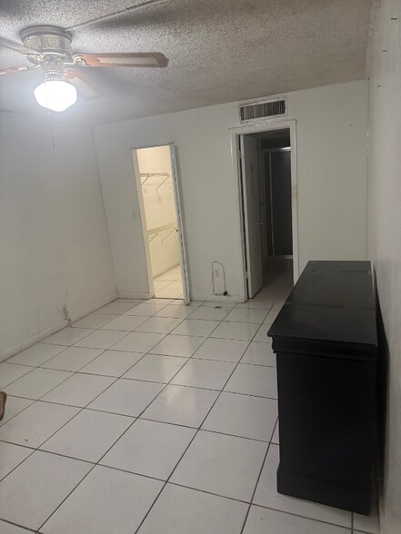 Building Photo - 14201 N Kendall Dr