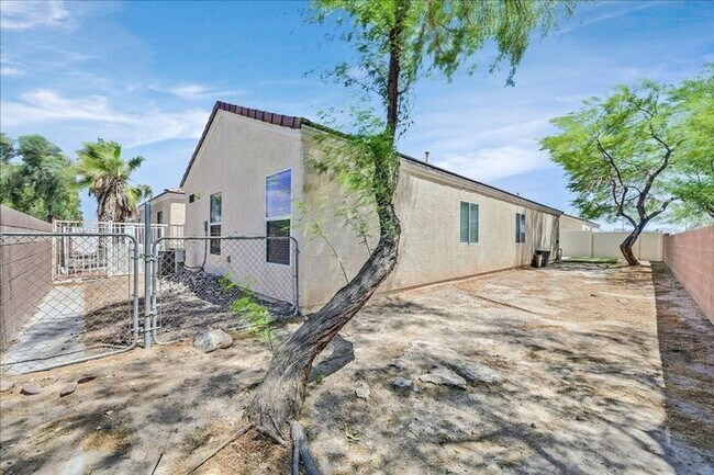 Building Photo - Stunning 3-Bedroom Townhome with Spacious Backyard & Fireplace