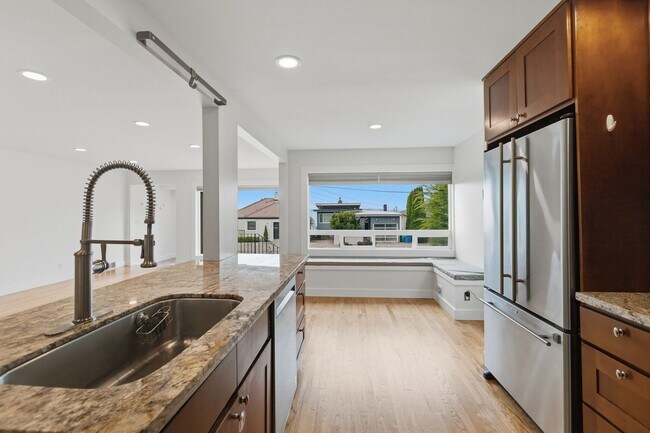 Building Photo - 5306 Beach Dr SW