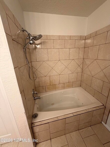 Building Photo - 1915 Lago Del Sur Drive