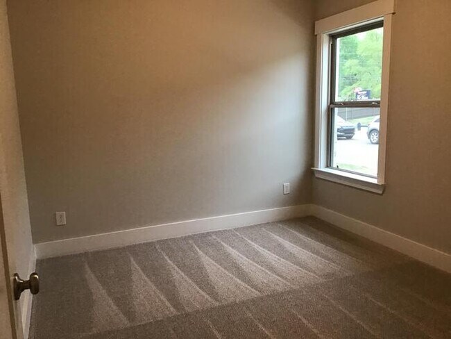 Building Photo - 700 Rivulet Dr SW