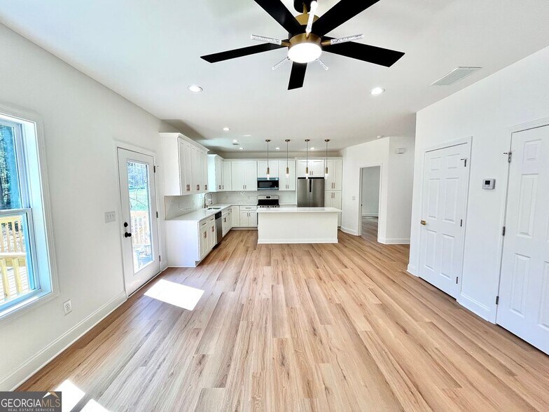 Building Photo - 204 Custer Cir