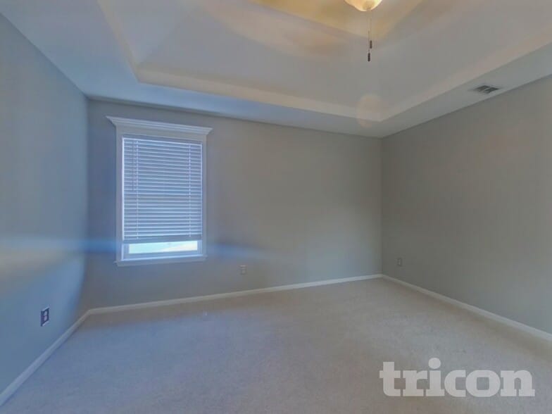 Building Photo - 10201 N Lewis Ave