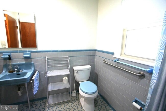 Building Photo - 10104 Towhee Ave