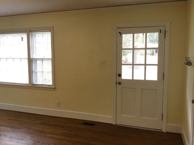 Building Photo - 3016 Hilton Rd