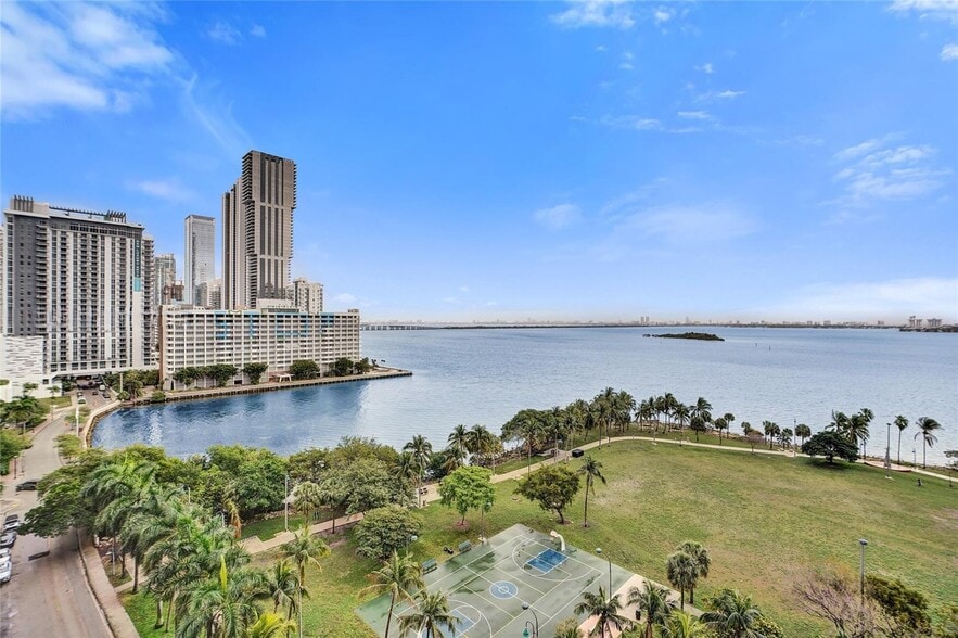 Building Photo - 1900 N Bayshore Dr