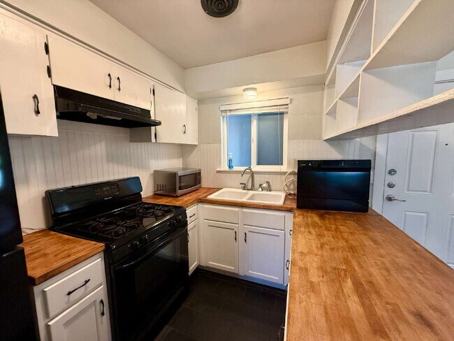 Building Photo - Updated 2-Bedroom Duplex in the Heart of C...