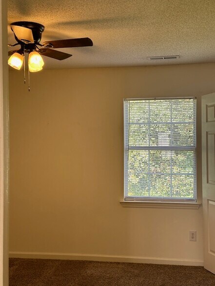 Building Photo - 27 Stratos Ln