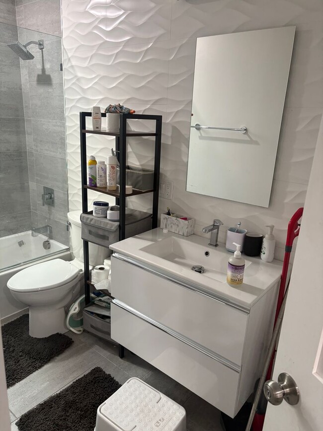 Building Photo - Amazing 3 bed 2 bath in Brookline!