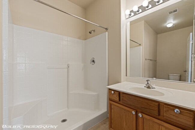 Building Photo - 724 Hardy Way