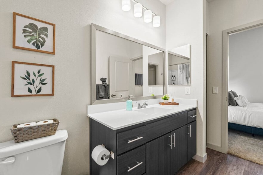 Building Photo - 711 W Broadway Rd