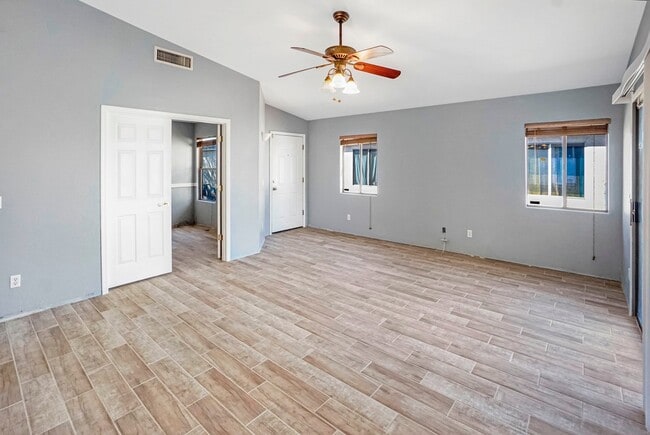 Building Photo - 4663 S Valley Rd