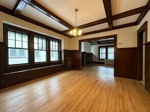 Building Photo - Charming 6 Bedroom Home in St.Paul!