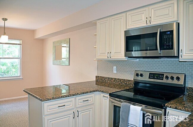 Building Photo - 311 Green Hollow Dr