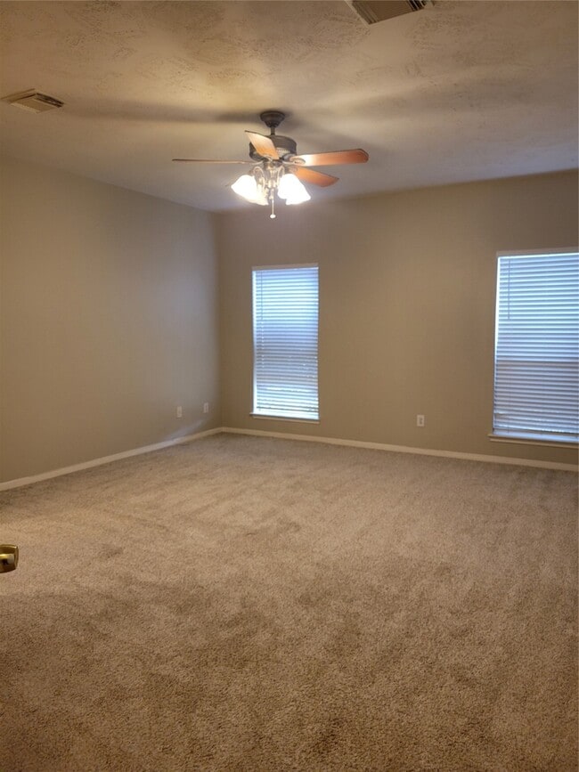 Building Photo - 3715 Pinehurst Dr