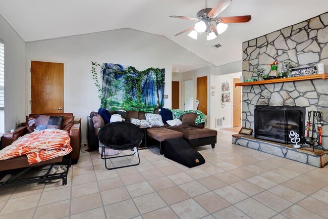 Building Photo - 3613 Burton Cir