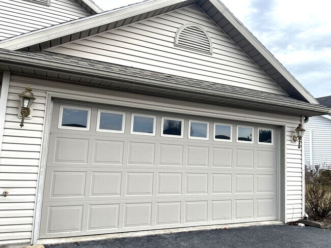 Building Photo - 152 Lantern Ln