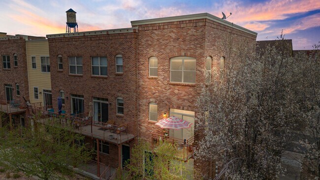 Building Photo - Modern 2-Bed, 2.5-Bath Corner Unit in Arva...