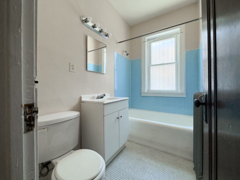 Building Photo - 1211 W Elmdale Ave