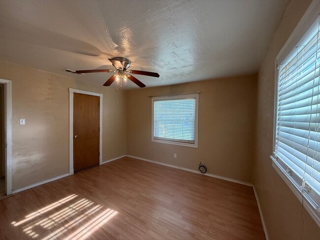 Building Photo - 2bed/ 1bath convenient  to CAFB