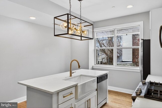 Building Photo - 2528 E Albert St