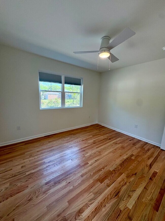 Building Photo - Newly Renovated Three Bedrooms Condo in South Windermere
