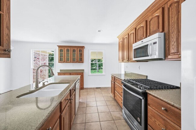 Building Photo - Charming 3BR/2.5BA Ranch-Style Home in the...