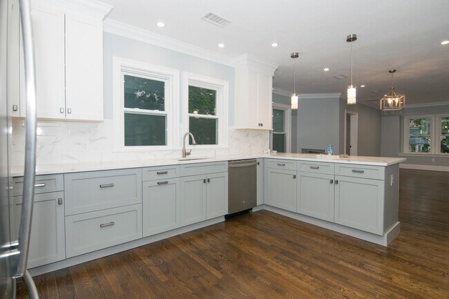 Primary Photo - No Brokers Fee. InUnit Washer/Dryer, centr...