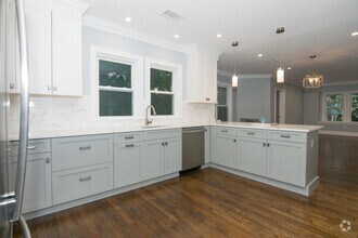 Building Photo - No Brokers Fee. InUnit Washer/Dryer, centr...
