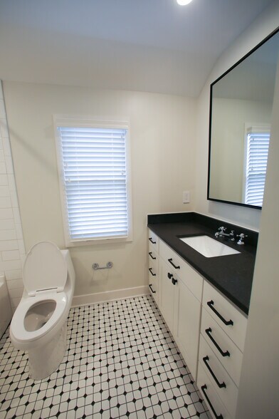 Building Photo - 249 E Blenkner St