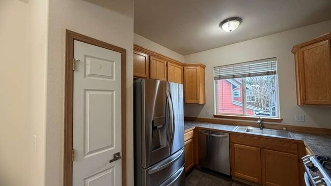 Building Photo - Spacious 3 Bedroom, 3 Bath End-Unit Condo – Parkview Village, Lynnwood