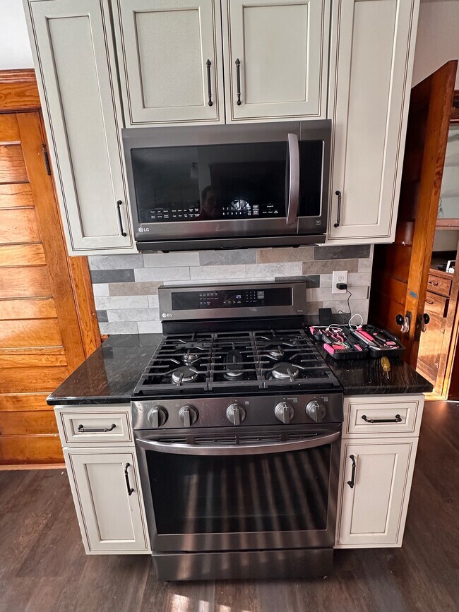 Building Photo - 25 Dustin St