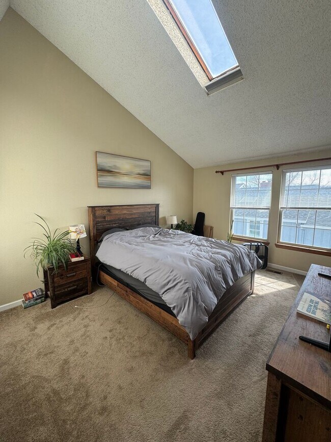 Building Photo - Three Bedroom Townhome with Pool