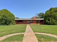 Building Photo - Charming 4 Bed 2 Bath Home in Morningside!