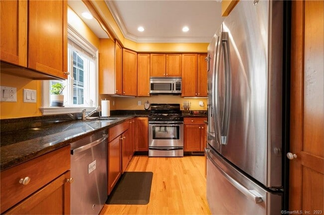 Building Photo - 160 Glenbrook Rd