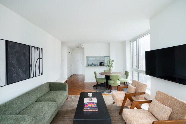 Building Photo - 350 W 43rd St