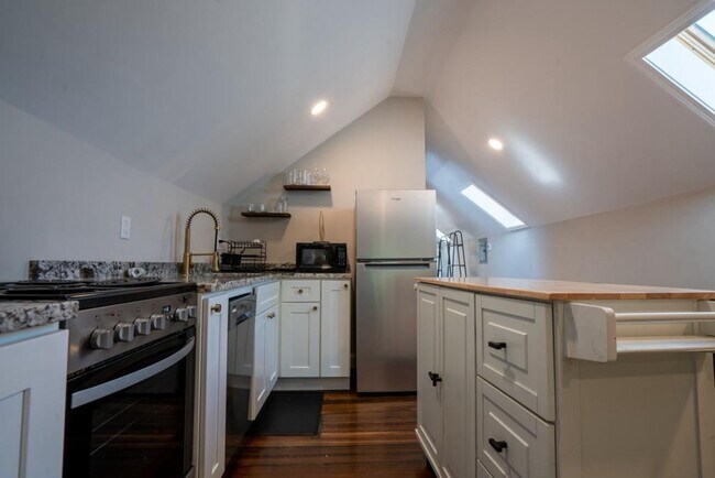 Building Photo - Completely renovated studio with all utils included AVAILABLE 6/1/2026