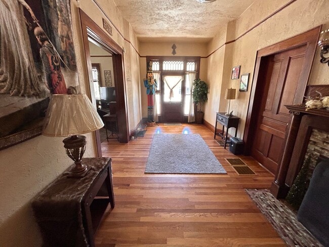 Building Photo - Lovely Historical Home