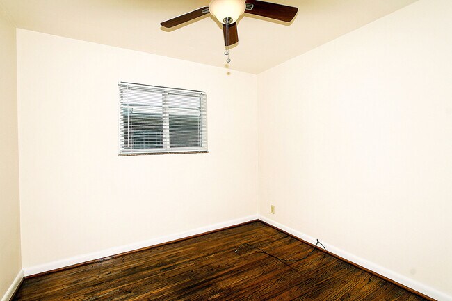 Building Photo - Lovely Afordable 2 Bedroom 1 Bath Garden A...