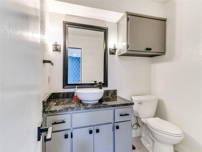 Building Photo - Family Home + Pool!