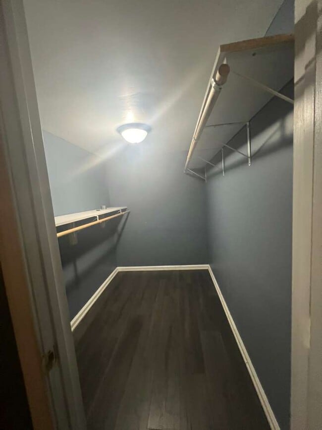 Building Photo - Lake Grove