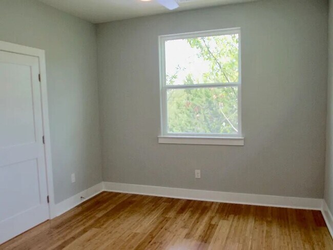 Building Photo - East Riverside near parks