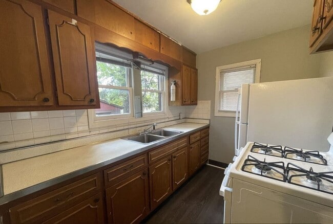 Building Photo - 2 Bedroom, 1 bath home close to St. Mary's...