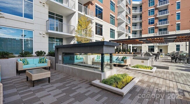 Building Photo - 4425 Sharon Rd